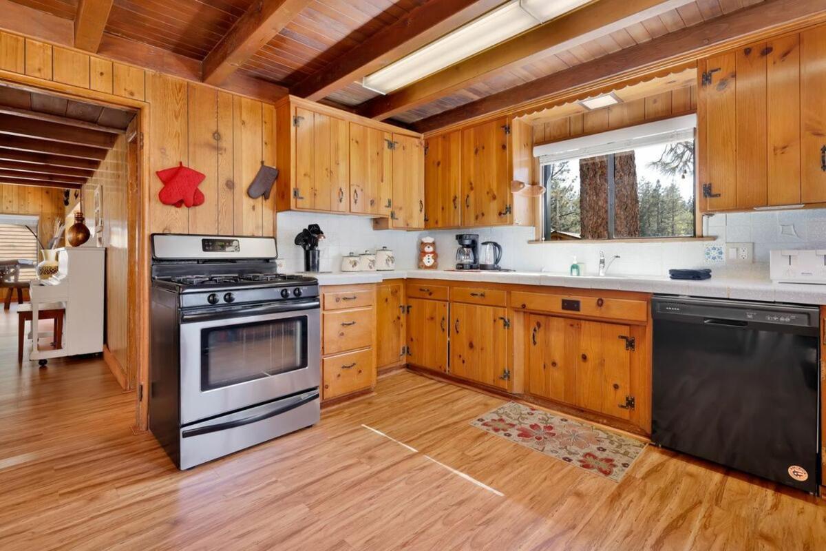 Lake Adjacent Rustic Cabin W Game Room & Hot Tub 빅 베어 레이크 외부 사진