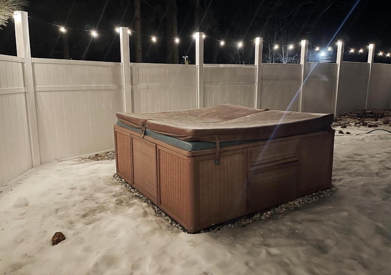 Lake Adjacent Rustic Cabin W Game Room & Hot Tub 빅 베어 레이크 외부 사진
